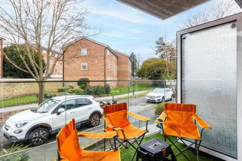 Flat 4 Heronsgate Court-16.jpg