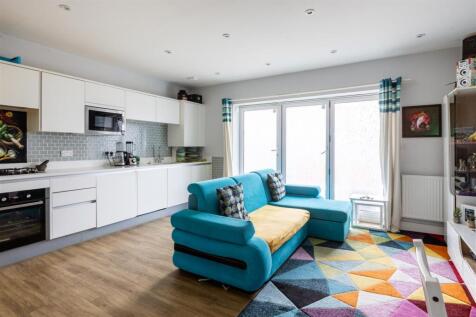 Flat 4 Heronsgate Court-8.jpg