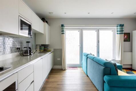 Flat 4 Heronsgate Court-13.jpg