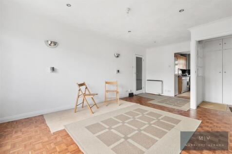 F 42 Lynden Hyrst MV-4.jpg