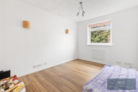 F 42 Lynden Hyrst MV-8.jpg