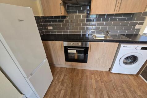 Newly Refurbished 1 Bed Top Floor Flat Available 
