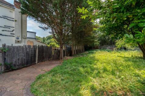 86 Coningsby Gardens_0045.jpg