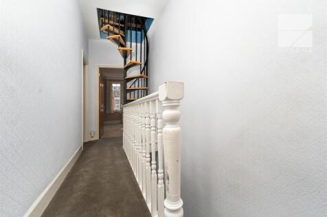 8 Connaught Road_0009.jpg