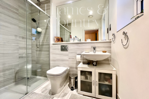 Bedroom 2 ensuite