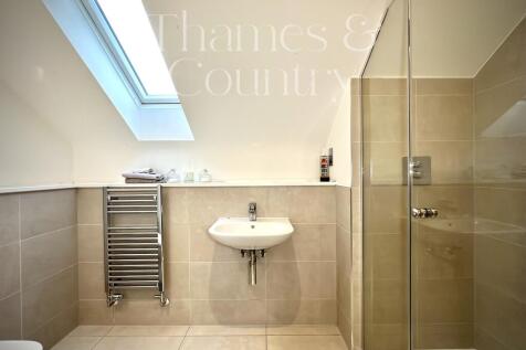 Primary bedroom en-suite