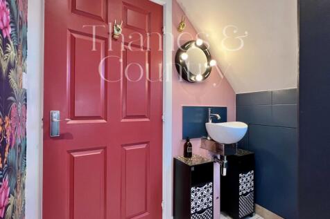 Second floor bathroom / En-suite