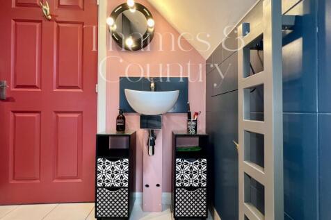 Second floor bathroom / En-suite