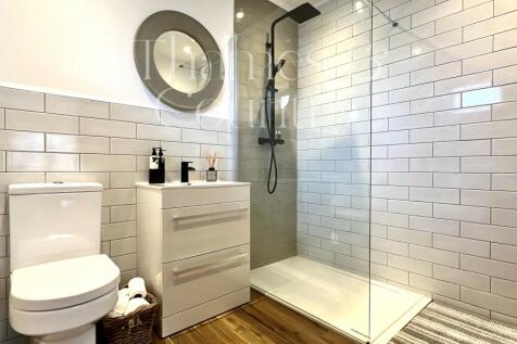Primary bedroom en-suite