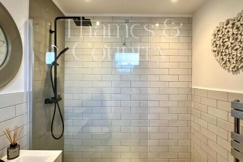 Primary bedroom en-suite