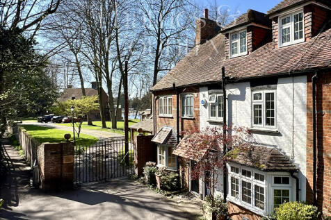 Front 2 Stable cottage¿s
