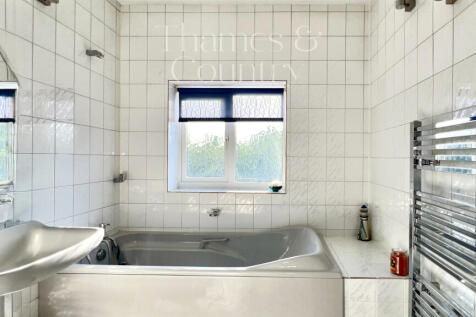Family bathroom first floor
