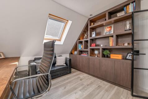 Bedroom / Study