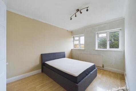 CAM02773G0-PR0233-STILL008