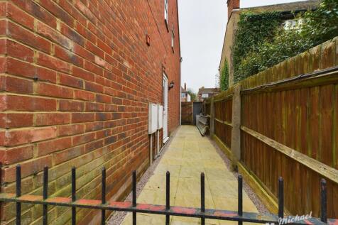 CAM02773G0-PR0209-STILL019