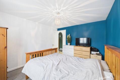 CAM02773G0-PR0373-STILL008