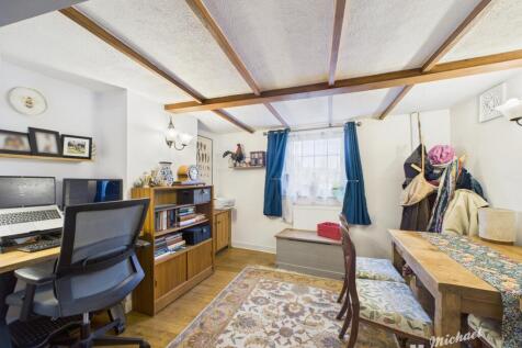 CAM02773G0-PR0379-STILL010