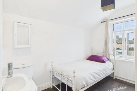 CAM02773G0-PR0376-STILL038