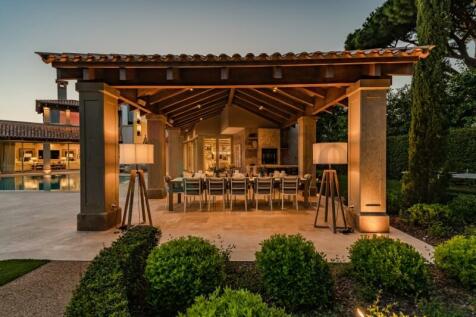 Outdoor dining area