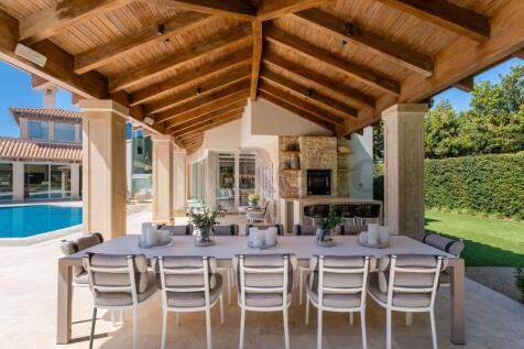 Outdoor Dining Area