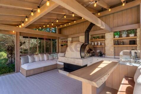 Garden House with Pizza Oven