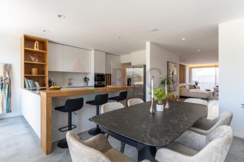 Kitchen &amp; Dining