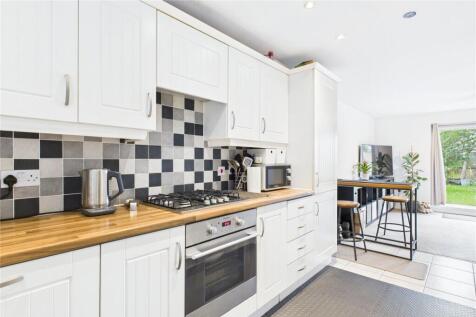 Kitchen B&#39;fast Room