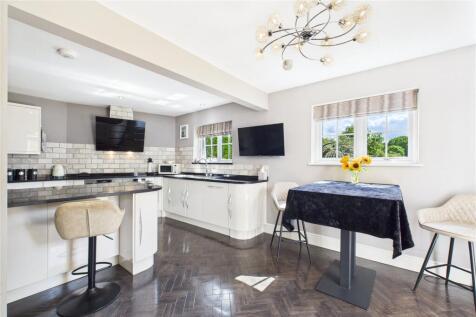 Kitchen B&#39;fast Room