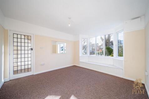 40 Russell Drive Wollaton Nottingham NG8 2BH