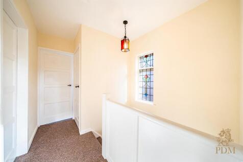 40 Russell Drive Wollaton Nottingham NG8 2BH