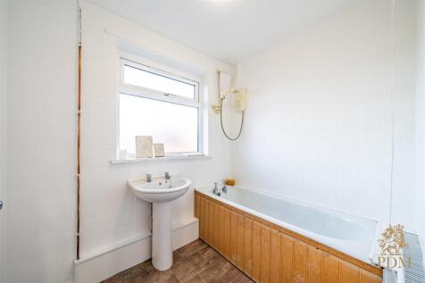 40 Russell Drive Wollaton Nottingham NG8 2BH