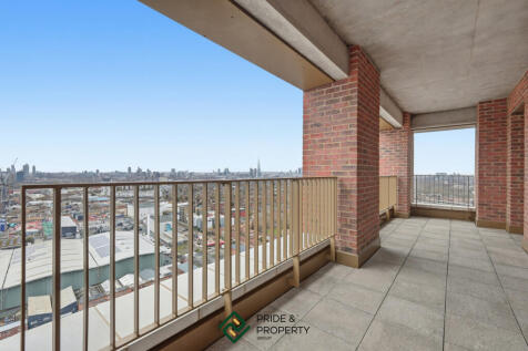 Three Bedroom Lateral Apartment in Barratt Homes,