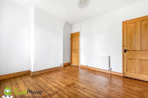 Master bedroom at Regent Street Watford by Ben Bri