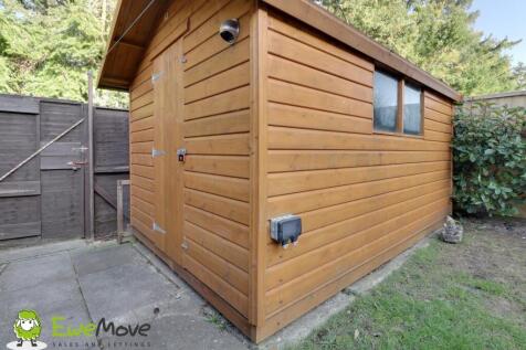 Rear garden at Hawthorn Close by Ben Brind EweMove