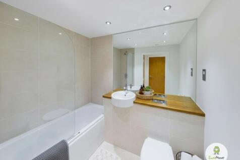 Bathroom at Monument Court by Ben Brind EweMove Sa