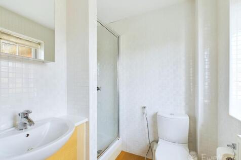 En-suite to main bedroom