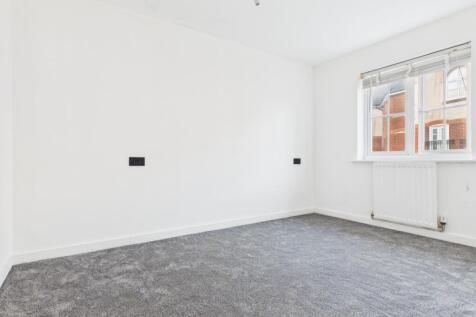CAM03729G0-PR0136-STILL004
