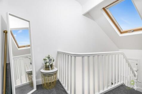 Top floor landing and sky light - EweMove Sale