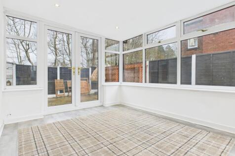 CAM03729G0-PR0182-STILL008