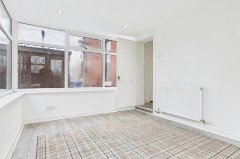 CAM03729G0-PR0182-STILL009