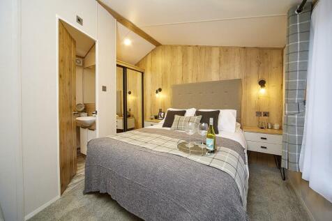 ovation-lodge-2023-main-bedroom.jpg