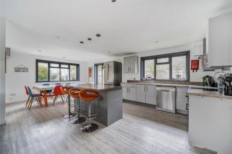 Kitchen / Dining Rm