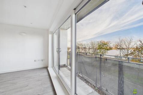 CAM03779G0-PR0311-STILL009