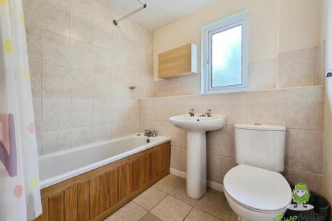 EweMove Basingstoke - Beecham Berry Bathroom