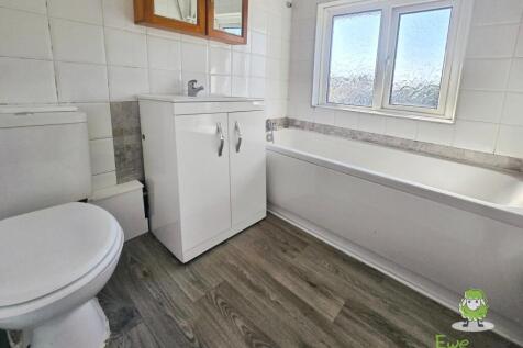 EweMove Basingstoke St Andrews Road Bathroom