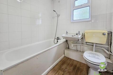 EweMove Basingstoke Knight Street Bedroom Bathroom