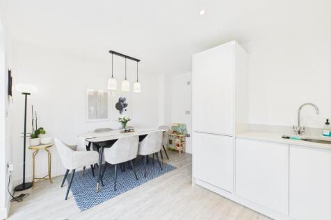Dinning area open plan kitchen