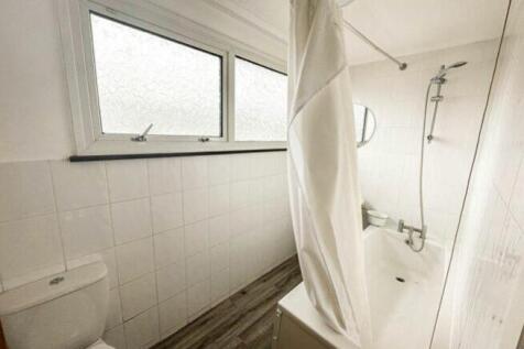 EweMove Basingstoke Millard Close Bathroom