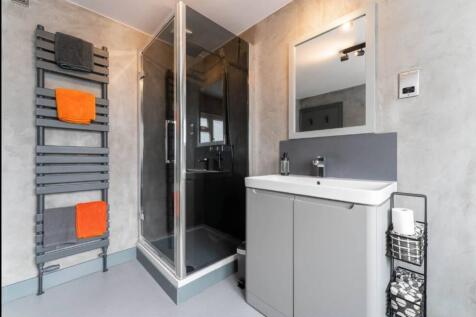 Main bathroom 3