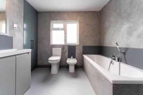 Main bathroom 2